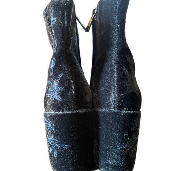 Kenneth Cole velvet heeled boot size 9 - Picture 6 of 9